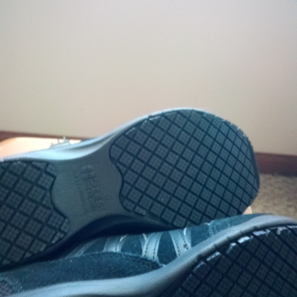 📚 Lila Shoes For Crews Sneakers - Picture 6 of 7